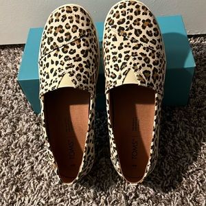 New never worn Avalon Birch Leopard Print TOMS.